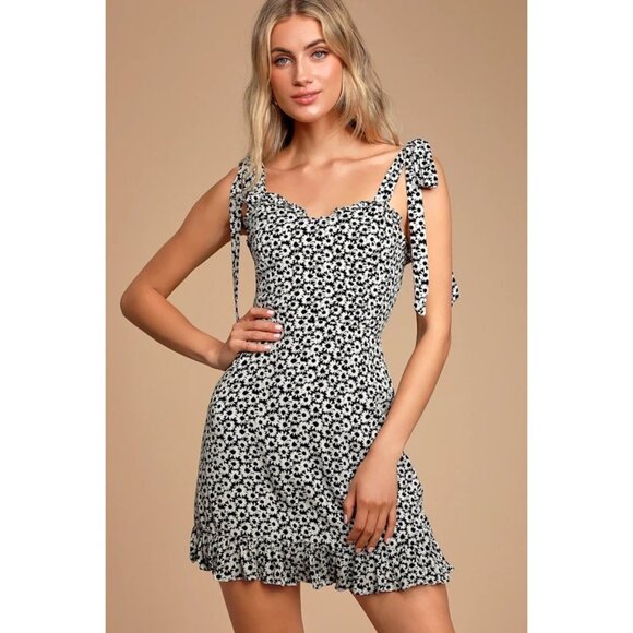 Lulus Dresses & Skirts - Lulus Zaharia Dress XL Black White Ditsy Daisy Floral Tie-Strap Ruffled Mini NWT